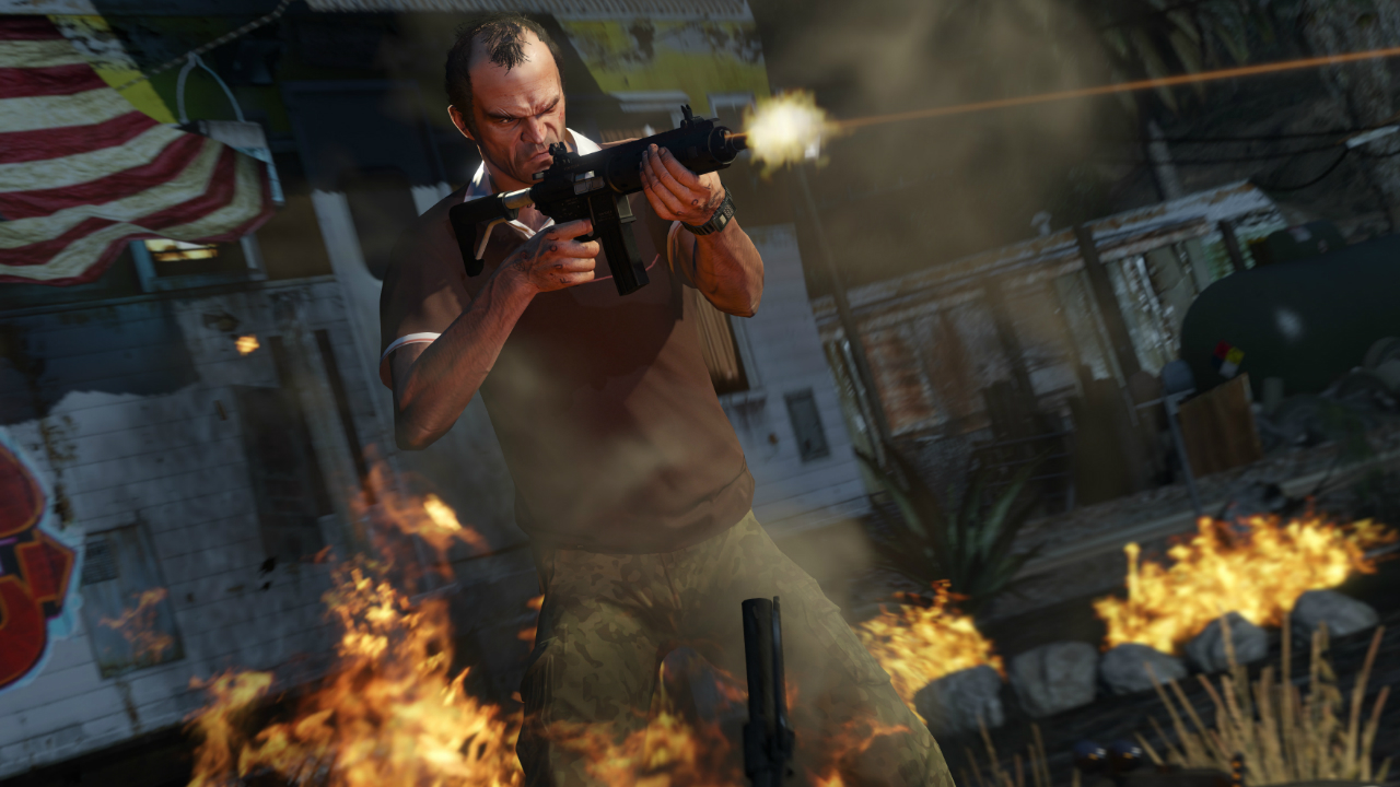 Trevor impusca o arma in GTA 5, unul dintre cele mai bune jocuri PS4 ale noastre