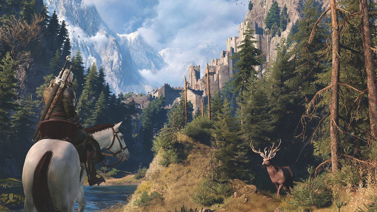 Geralt calarind pe Roach in Rivia in Witcher 3: Wild Hunt, unul dintre cele mai bune jocuri PS4 ale noastre