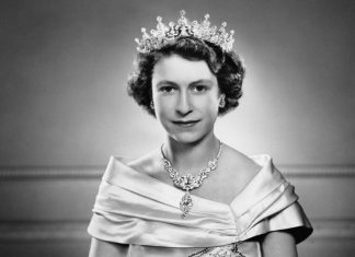 9 carti despre viata reginei Elisabeta a II-a