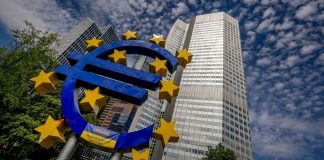 Euro scade sub paritatea cu dolarul. Care este impactul?