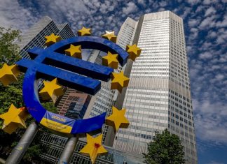 Euro scade sub paritatea cu dolarul. Care este impactul?