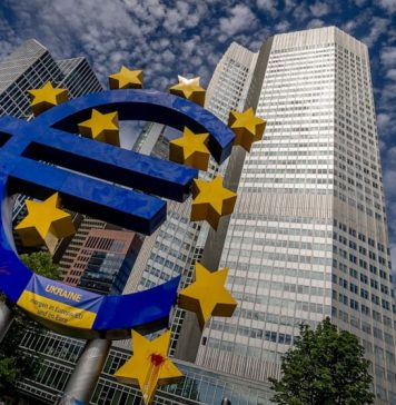 Euro scade sub paritatea cu dolarul. Care este impactul?