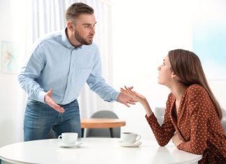 6 semne ca partenerul tau este un manipulator si doar se joaca cu emotiile tale