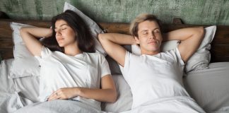 Pozitia in care dormi atunci cand esti intr-o relatie spune multe despre relatie, potrivit expertilor