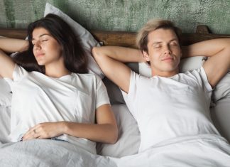 Pozitia in care dormi atunci cand esti intr-o relatie spune multe despre relatie, potrivit expertilor