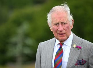 Regele Carol al III-lea preia tronul dupa moartea mamei sale, Reginei Elisabeta a II-a