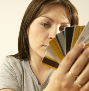 Stresat de datoria cu cardul de credit? Urmati acesti pasi pentru a o evita