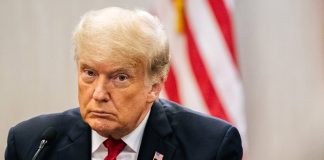 Trump sugereaza ca documentele gasite in casa sa erau pentru a construi o biblioteca