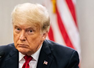 Trump sugereaza ca documentele gasite in casa sa erau pentru a construi o biblioteca