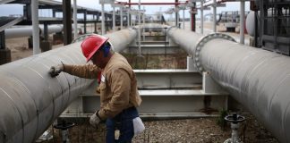 Biden anunta vanzarea a 15 milioane de barili de petrol