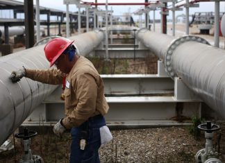 Biden anunta vanzarea a 15 milioane de barili de petrol