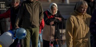 Localnicii din Kiev stau la coada pentru apa dupa loviturile rusesti