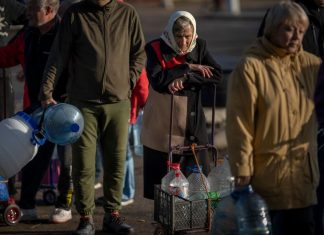 Localnicii din Kiev stau la coada pentru apa dupa loviturile rusesti