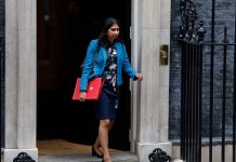 Ministrul de Interne din Regatul Unit lupta pentru supravietuire dupa ce a fost fortata ultima data sa renunte