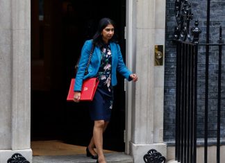 Ministrul de Interne din Regatul Unit lupta pentru supravietuire dupa ce a fost fortata ultima data sa renunte