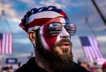 Un fost angajat al lui Trump acuzat ca a batut un politist