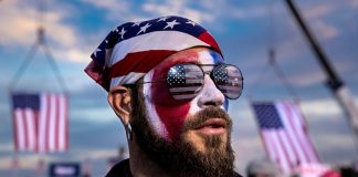 Un fost angajat al lui Trump acuzat ca a batut un politist