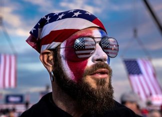 Un fost angajat al lui Trump acuzat ca a batut un politist