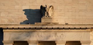 2 oficiali ai Rezervei Federale spun ca cresterea brusca a randamentelor obligatiunilor ar putea permite bancii centrale sa lase ratele neschimbate
