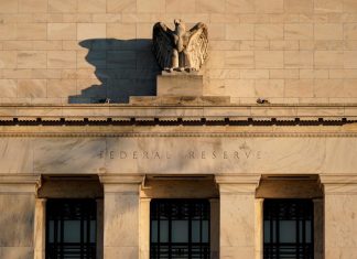 2 oficiali ai Rezervei Federale spun ca cresterea brusca a randamentelor obligatiunilor ar putea permite bancii centrale sa lase ratele neschimbate