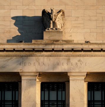 2 oficiali ai Rezervei Federale spun ca cresterea brusca a randamentelor obligatiunilor ar putea permite bancii centrale sa lase ratele neschimbate