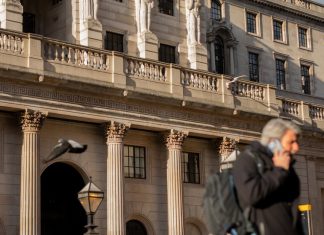 Banca Angliei creste ratele mai mult decat se astepta, pe masura ce inflatia persista