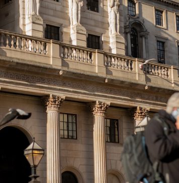 Banca Angliei creste ratele mai mult decat se astepta, pe masura ce inflatia persista