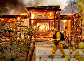 California, predispusa la incendii, va permite asiguratorilor de proprietati sa ia in considerare riscurile climatice viitoare in stabilirea preturilor