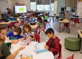 Cine conduce cele mai bune scoli din SUA? Poate fi Departamentul Apararii