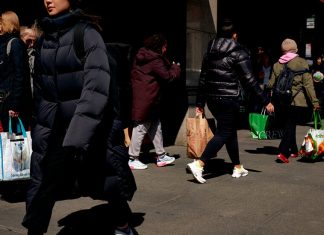 Companiile cresc preturile, protejand profiturile, dar contribuind la inflatie