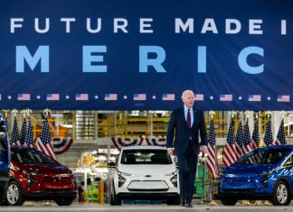 Confruntarea cu privire la lucratorii din domeniul vehiculelor electrice reprezinta un risc pentru Biden