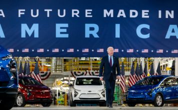 Confruntarea cu privire la lucratorii din domeniul vehiculelor electrice reprezinta un risc pentru Biden