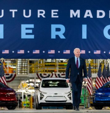 Confruntarea cu privire la lucratorii din domeniul vehiculelor electrice reprezinta un risc pentru Biden