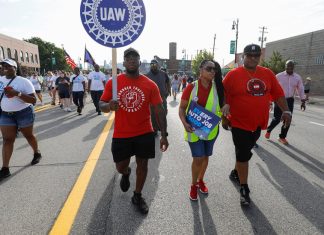 Constructorii de automobile si U.A.W. raman departe unul de celalalt, in timp ce se apropie termenul limita al contractului