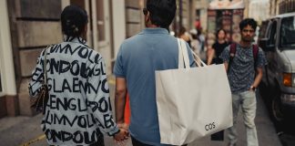 Consumatorii din SUA dau semne de stres, spun comerciantii