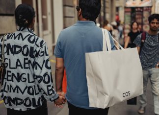 Consumatorii din SUA dau semne de stres, spun comerciantii