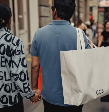 Consumatorii din SUA dau semne de stres, spun comerciantii