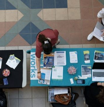 Economia SUA a adaugat 336.000 de locuri de munca luna trecuta, aproape de doua ori mai multe decat era de asteptat