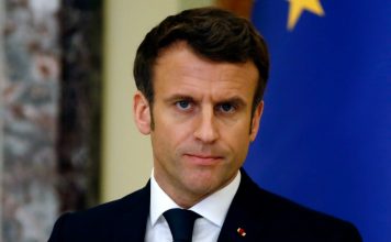 Macron: Liderul francez lovit de proteste si Covid