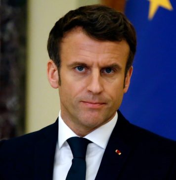 Macron: Liderul francez lovit de proteste si Covid