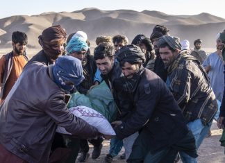 Oficiali talibani viziteaza satele lovite de un cutremurul care a ucis cel putin 2.000 de persoane