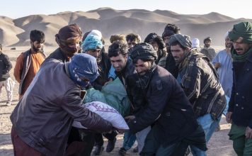 Oficiali talibani viziteaza satele lovite de un cutremurul care a ucis cel putin 2.000 de persoane