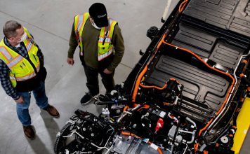 Parlamentarii contesta compania Ford si partenerul sau chinez pentru baterii in legatura cu munca fortata