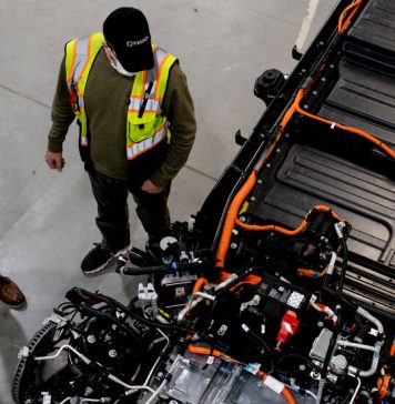 Parlamentarii contesta compania Ford si partenerul sau chinez pentru baterii in legatura cu munca fortata