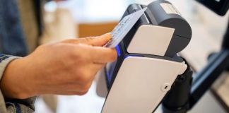 Ratele dobanzilor si comisioanele sunt sub tirul focului pe masura ce datoria de card de credit depaseste 1 trilion de dolari