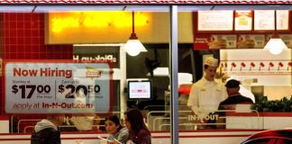Restaurantele sunt de acord sa mareasca salariile la 20 de dolari pe ora in California