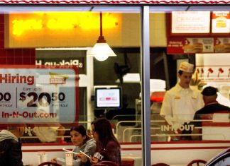 Restaurantele sunt de acord sa mareasca salariile la 20 de dolari pe ora in California