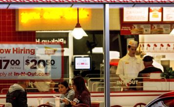 Restaurantele sunt de acord sa mareasca salariile la 20 de dolari pe ora in California