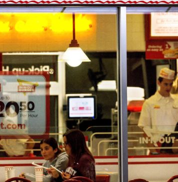 Restaurantele sunt de acord sa mareasca salariile la 20 de dolari pe ora in California