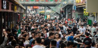 Revenirea Chinei esueaza, impiedicata de datorii si exporturi slabe